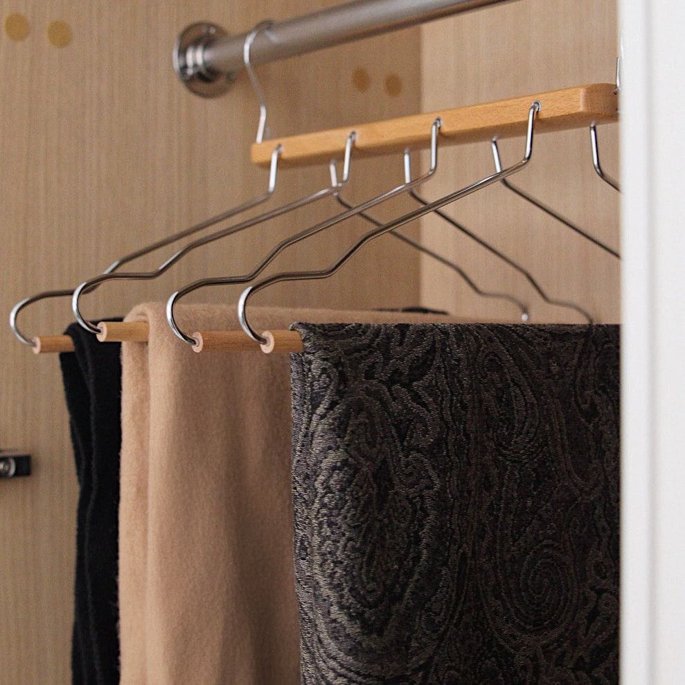 Elegant træ multibøjle, perfekt til enhver garderobe.