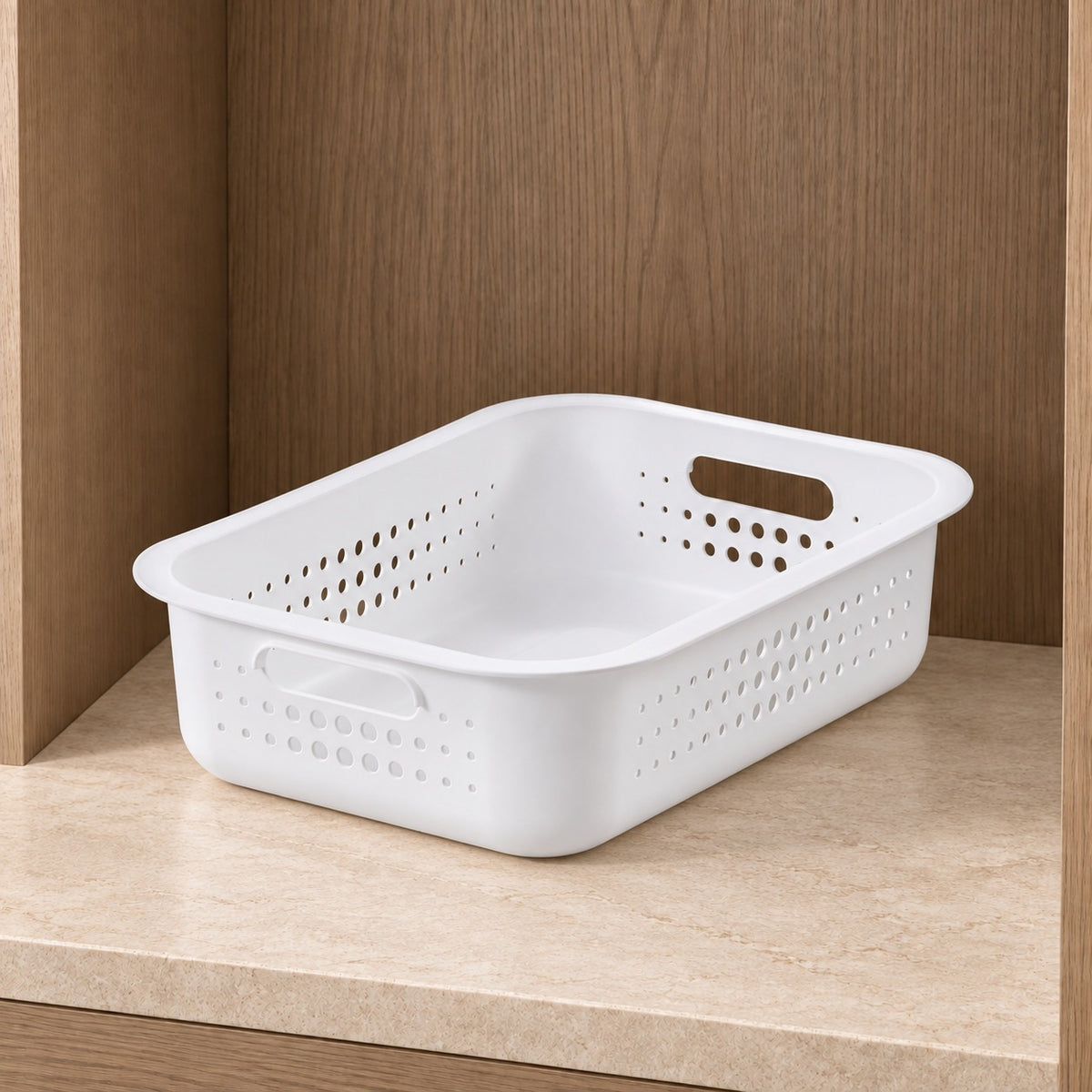 Hvid opbevaringskasse i størrelse Small i et lyst skab
