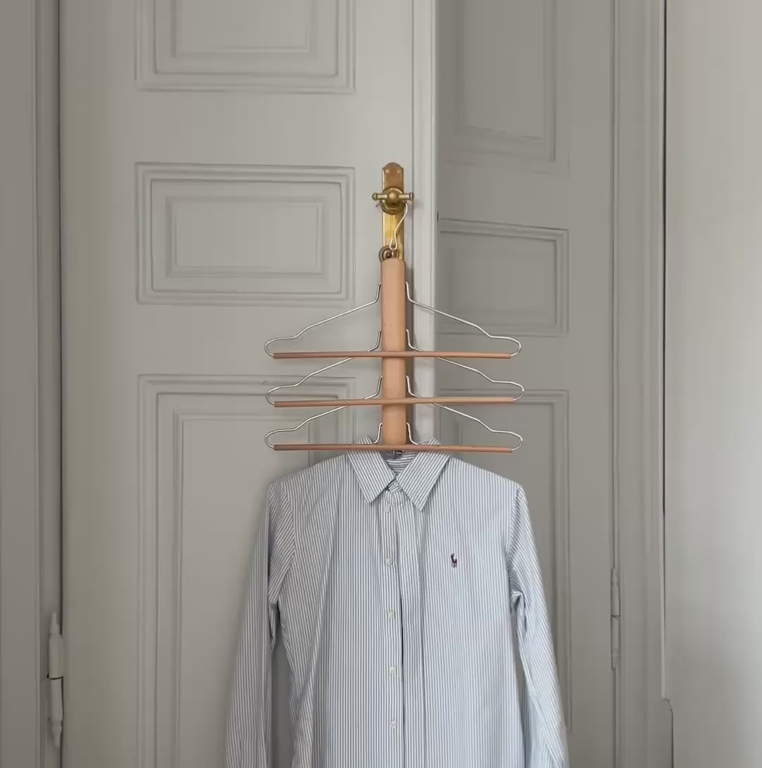 Organiserende træbøjle til bukser, tidløst design