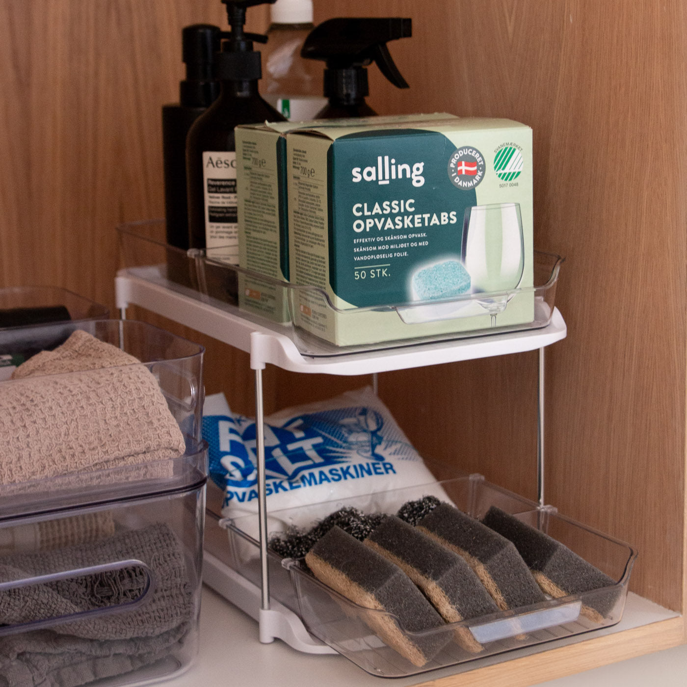 Stabelbar udtræksreol – Få overblik og nem adgang i skabet