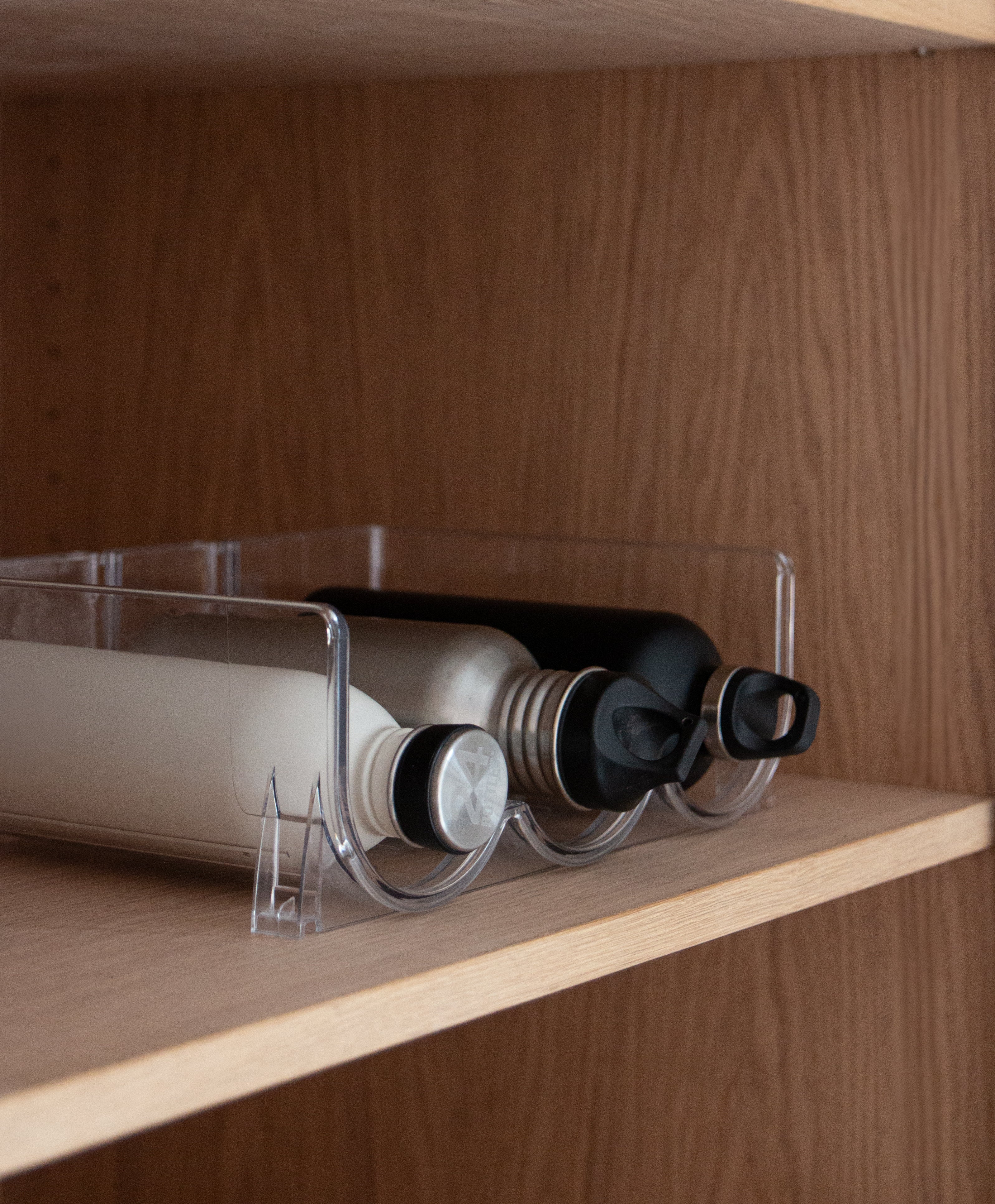 Stabelbar flaskeholder – sådan får du ro i køl og køkken