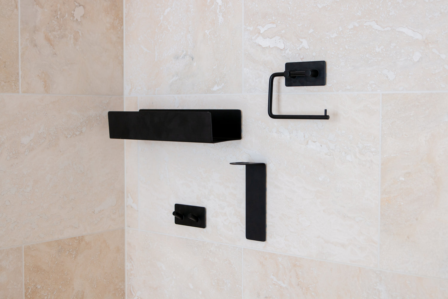 Selvklæbende hylder - sådan får du plads uden at bore