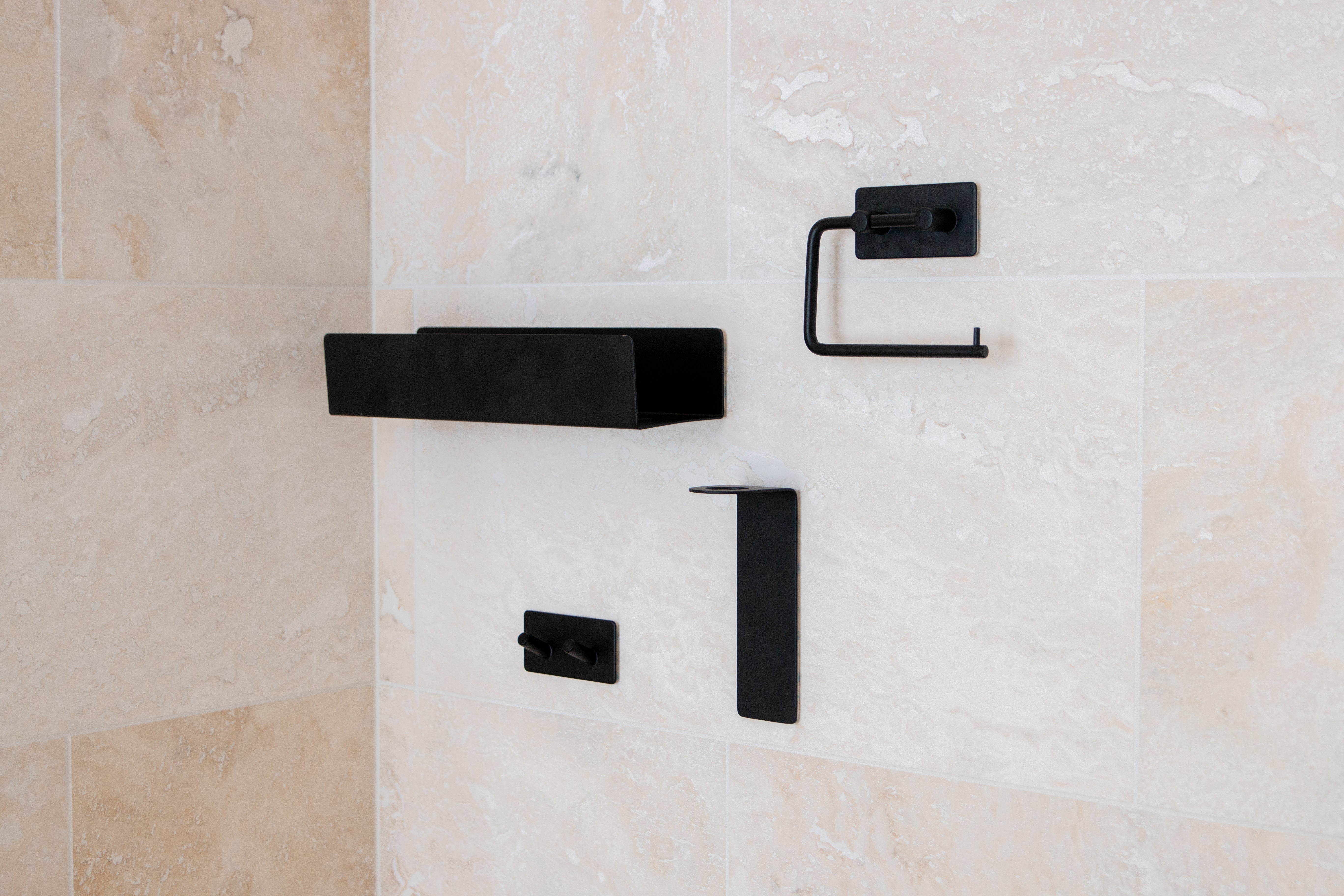 Selvklæbende hylde - sådan får du ekstra plads uden boring