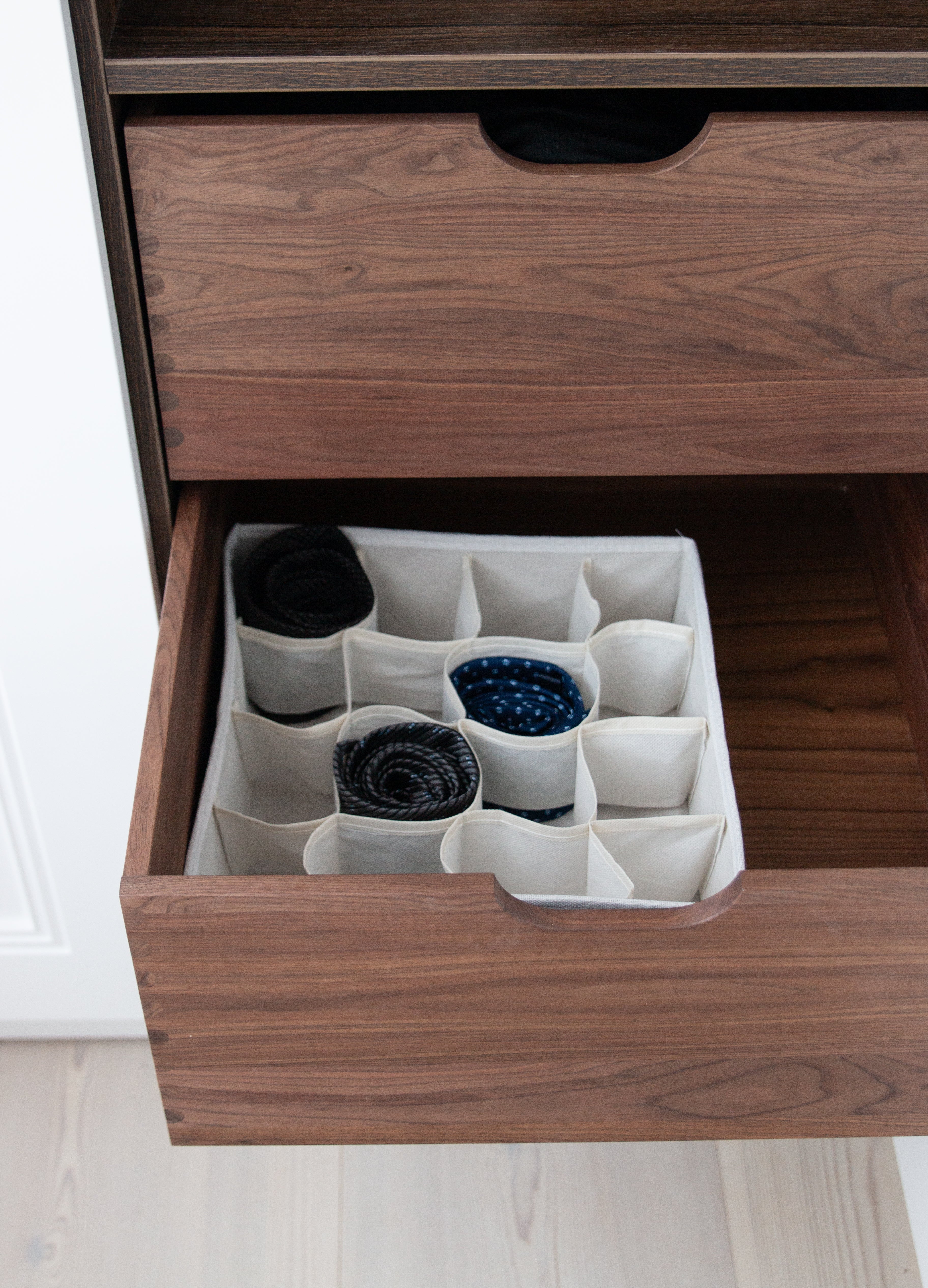 Skrivebord organisering med ro og overblik