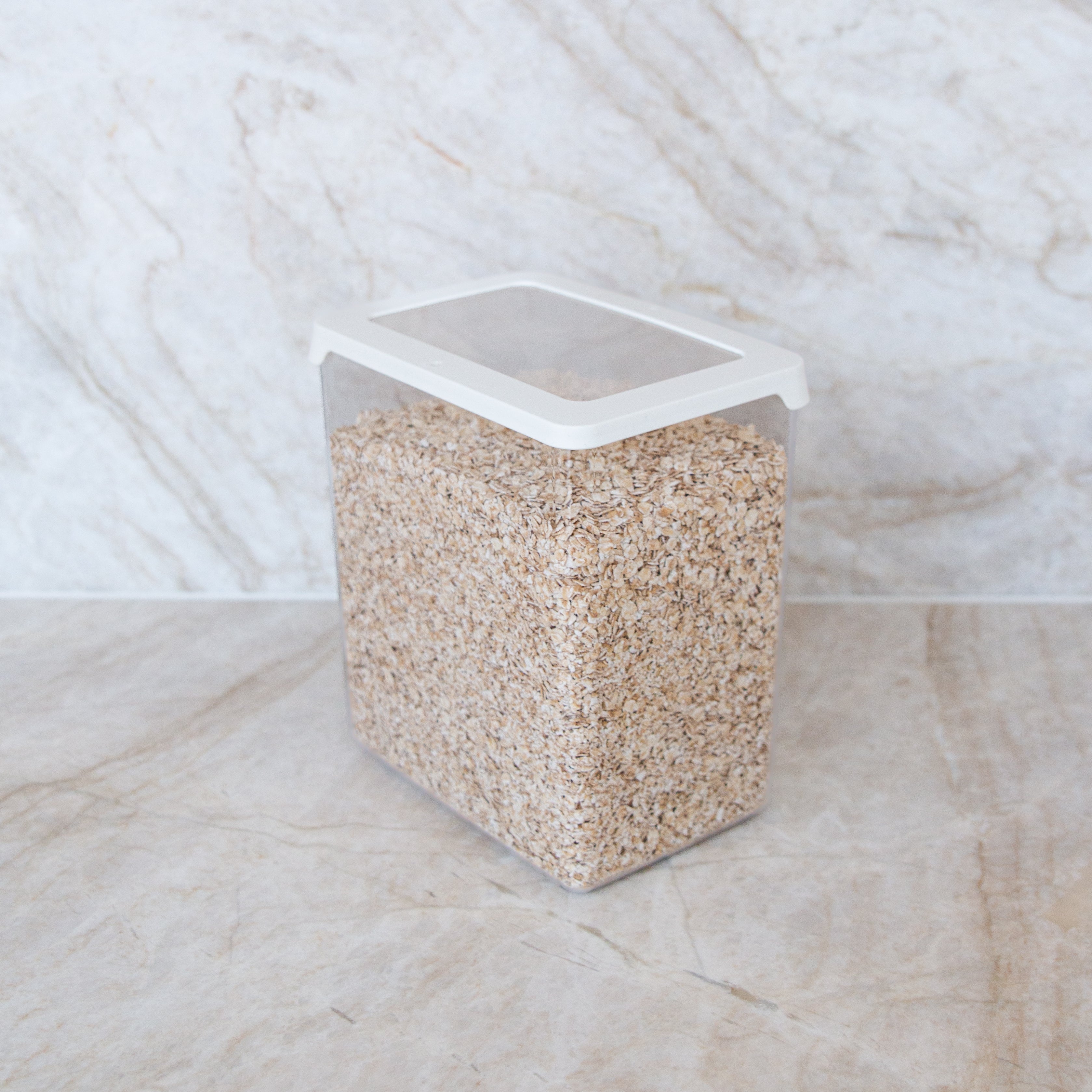 Plastboks med låg - få styr på køleskab, fryser og garderobe