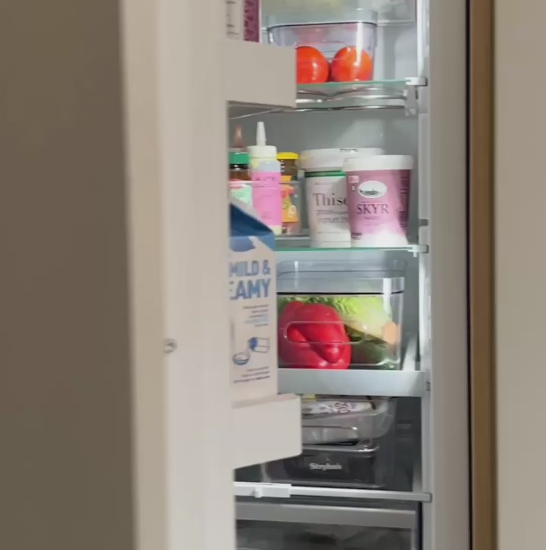 Funktionelt køleskabsdrejefad, i plast med høj kant for sikker opbevaring