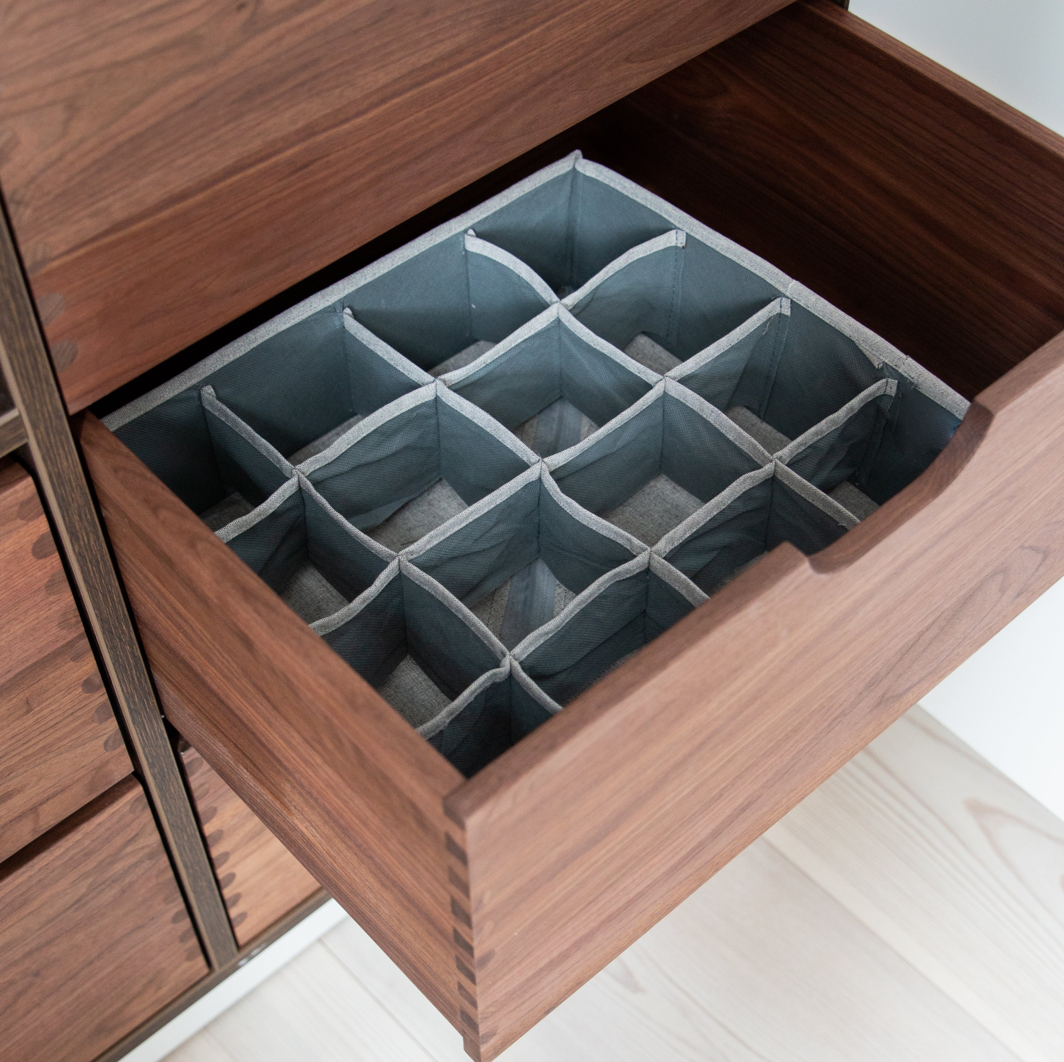 Drawer storage with dividers